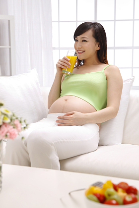 孕妇喝果汁图片