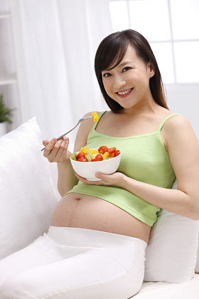 孕妇吃水果沙拉