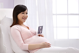 孕妇拿着超声波照片