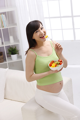 孕妇吃水果沙拉图片