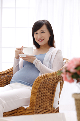 孕妇喝水
