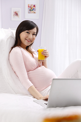 孕妇喝果汁照片