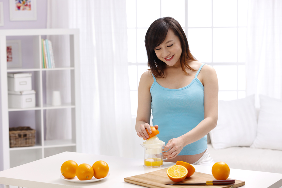 孕妇喝果汁图片