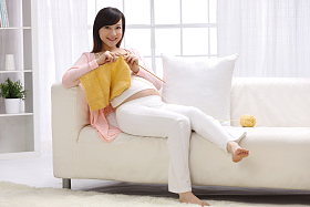 孕妇织毛衣图片