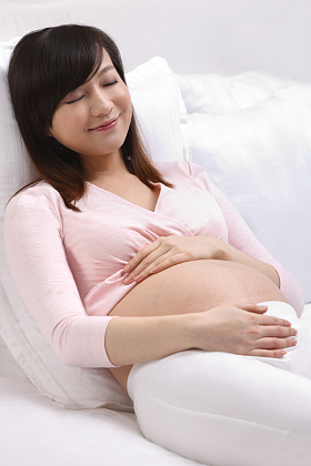 孕妇躺在床上睡觉图片