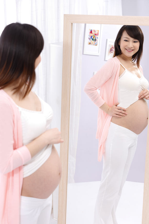 孕妇照镜子