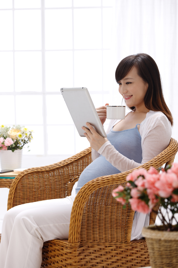 孕妇看平板电脑照片 孕妇看平板电脑照片
