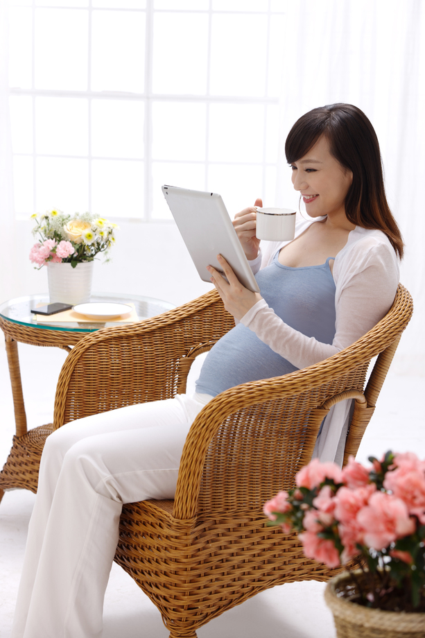 孕妇看平板电脑 孕妇看平板电脑