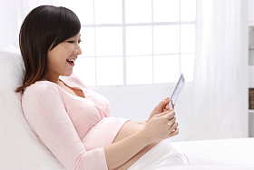 孕妇拿着超声波照片图片