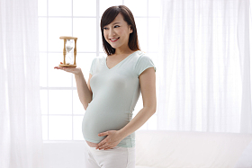 孕妇拿着沙漏照片