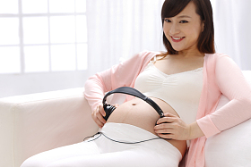 孕妇把耳机放在肚子上图片