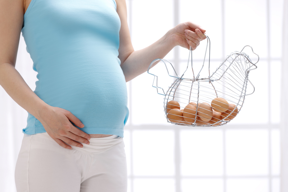 孕妇拿着一筐鸡蛋 孕妇拿着一筐鸡蛋