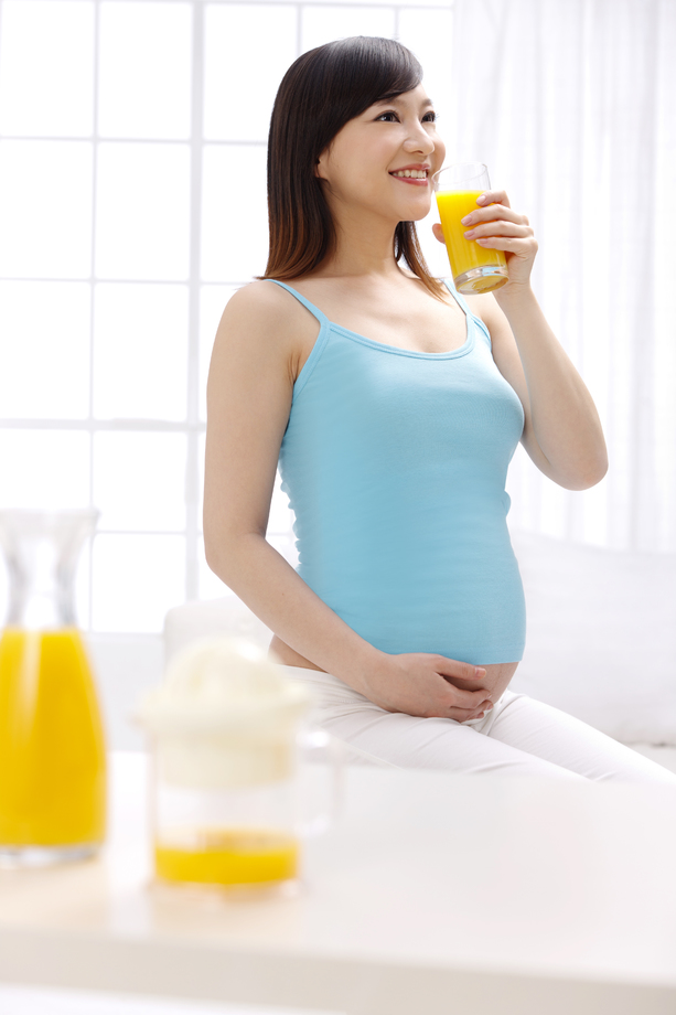 孕妇喝果汁图片