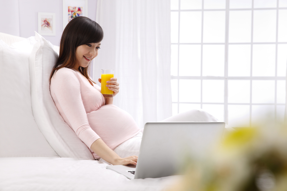 孕妇坐在床上看电脑 孕妇坐在床上看电脑