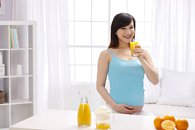 孕妇喝果汁图片