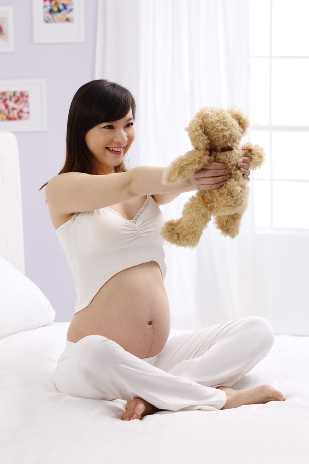 孕妇拿着玩具熊