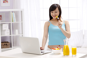 孕妇使用笔记本电脑图片