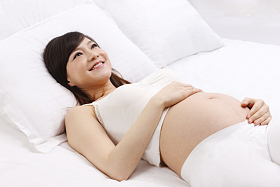 孕妇躺在床上照片