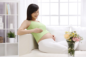 孕妇坐在沙发上