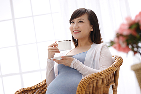 孕妇喝水图片