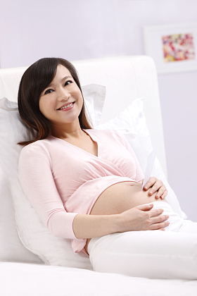 孕妇躺在床上照片