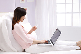 孕妇使用笔记本电脑