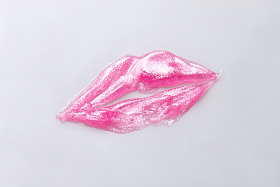 唇彩做成嘴的形状