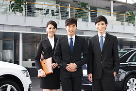 汽车销售人员图片