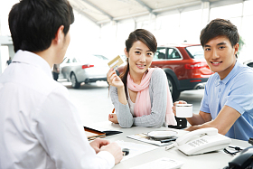 夫妇在4S店购买汽车照片