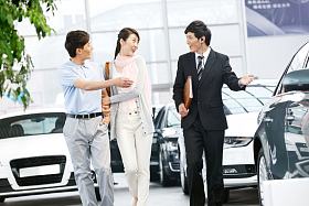 青年夫妇在4S点购买汽车图片