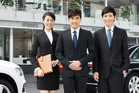 汽车销售人员图片