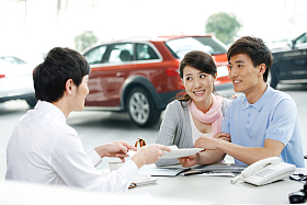 夫妇在4S店购买汽车照片