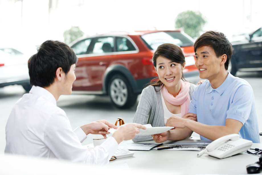 夫妇在4S店购买汽车照片 夫妇在4S店购买汽车照片