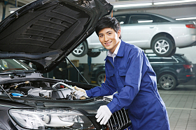 汽车修理人员图片