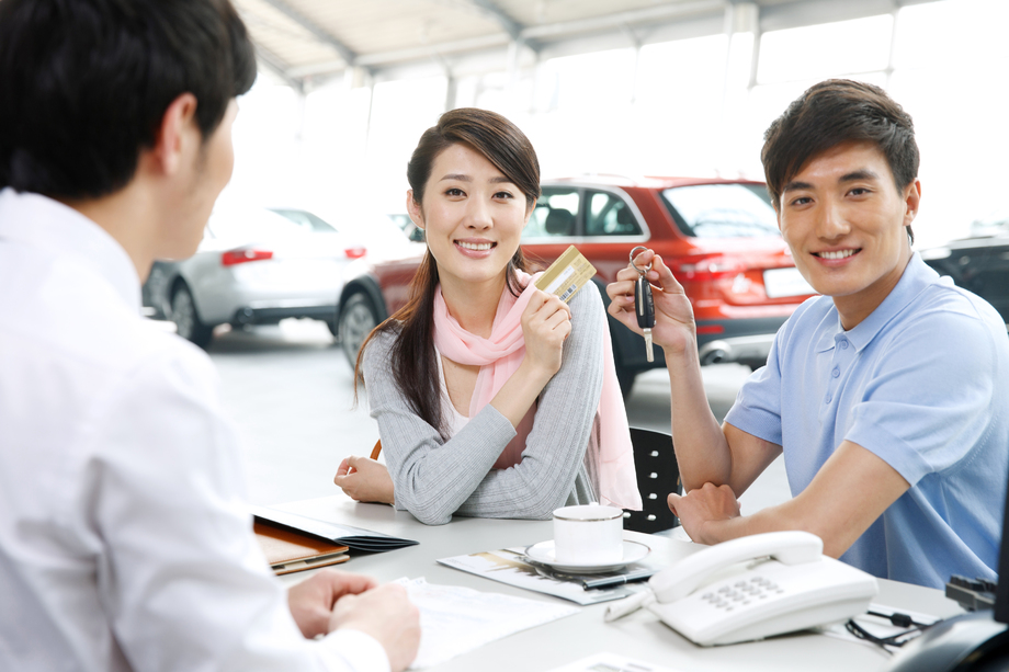 青年夫妇在4S店购买汽车 青年夫妇在4S店购买汽车