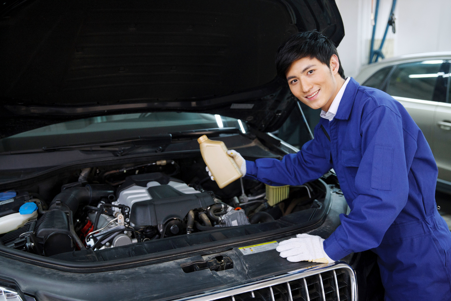 汽车修理人员图片
