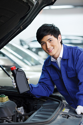 汽车修理人员照片