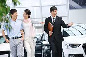 青年夫妇在4S点购买汽车图片