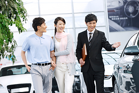 青年夫妇在4S点购买汽车图片