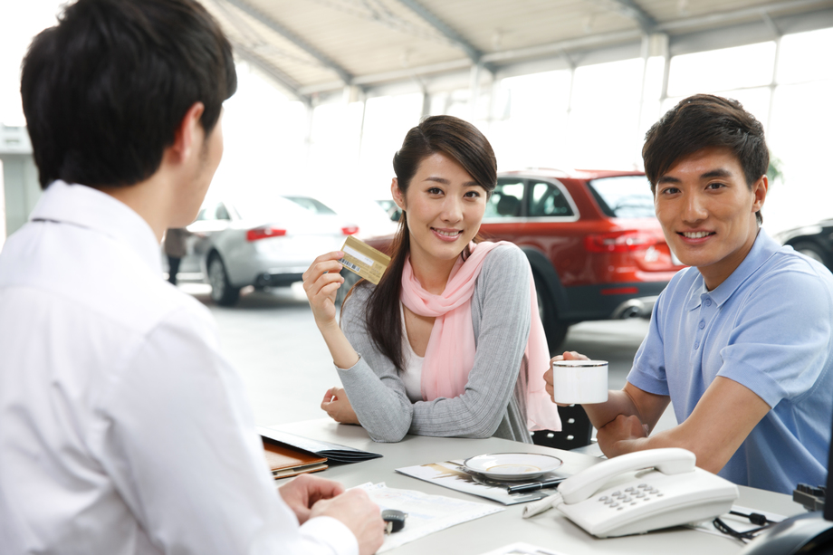 夫妇在4S店购买汽车 夫妇在4S店购买汽车