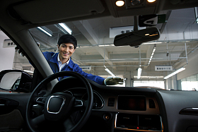 汽车修理人员图片