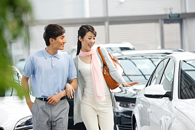 青年夫妇在4S店购买汽车