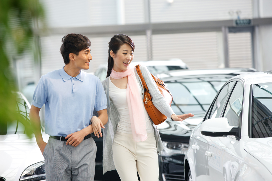青年夫妇在4S店购买汽车 青年夫妇在4S店购买汽车