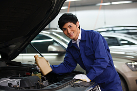 汽车修理人员图片
