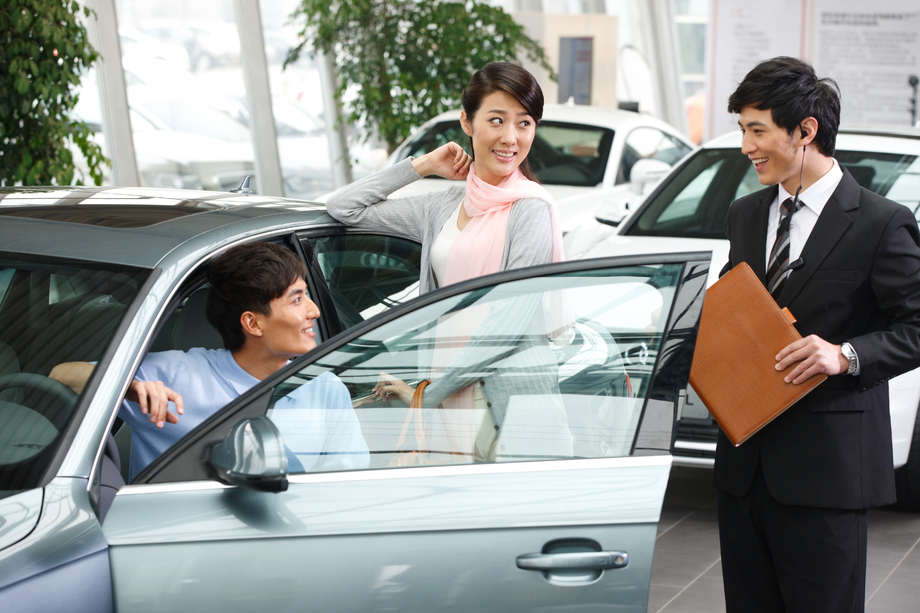 青年夫妇试驾汽车图片 青年夫妇试驾汽车图片