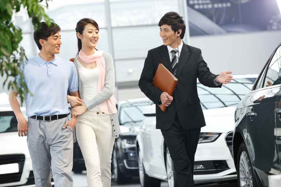 青年夫妇在4S点购买汽车图片 青年夫妇在4S点购买汽车图片
