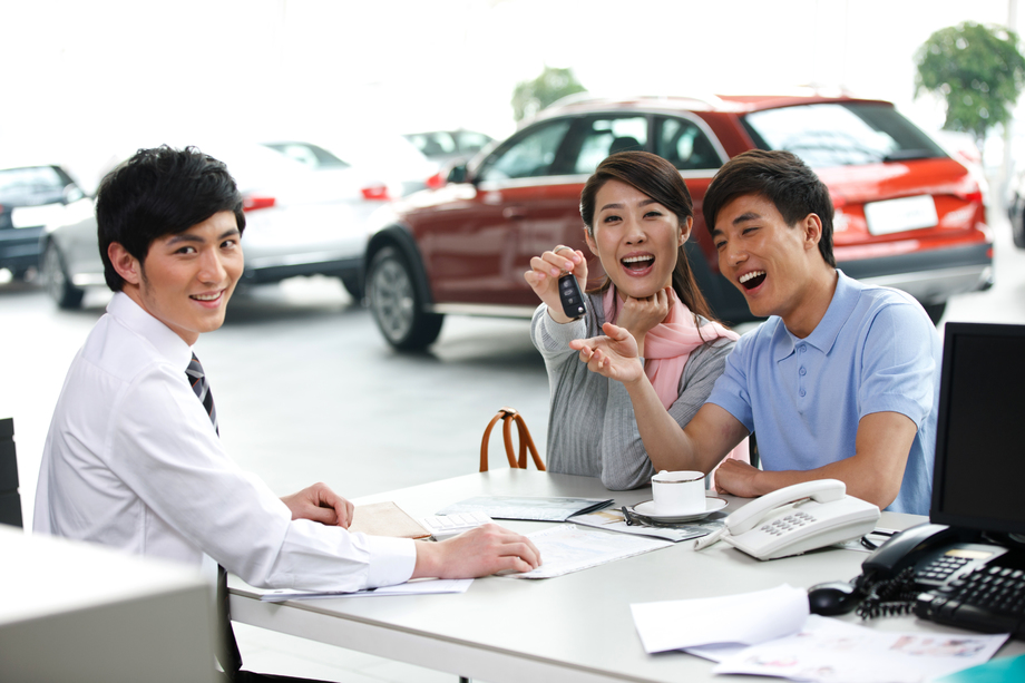 夫妇在4S店购买汽车 夫妇在4S店购买汽车