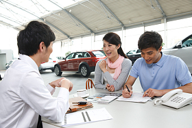 夫妇在4S店购买汽车照片