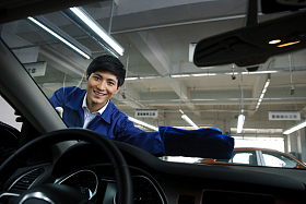 汽车修理人员图片