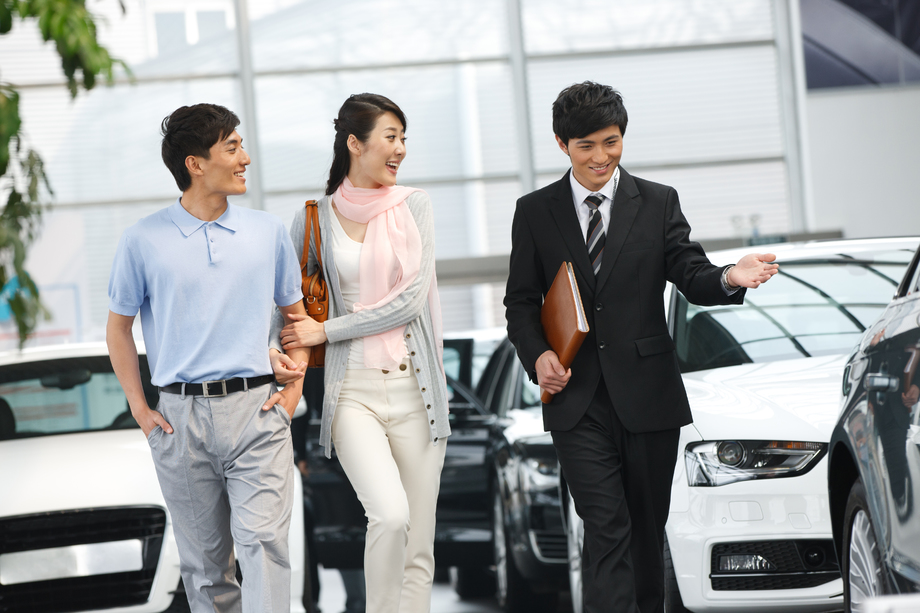 青年夫妇在4S点购买汽车 青年夫妇在4S点购买汽车